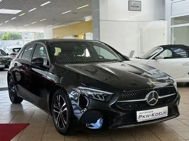 Gebraucht Mercedes A180 150 PS (110 kW) 2024 Schwarz Limousine