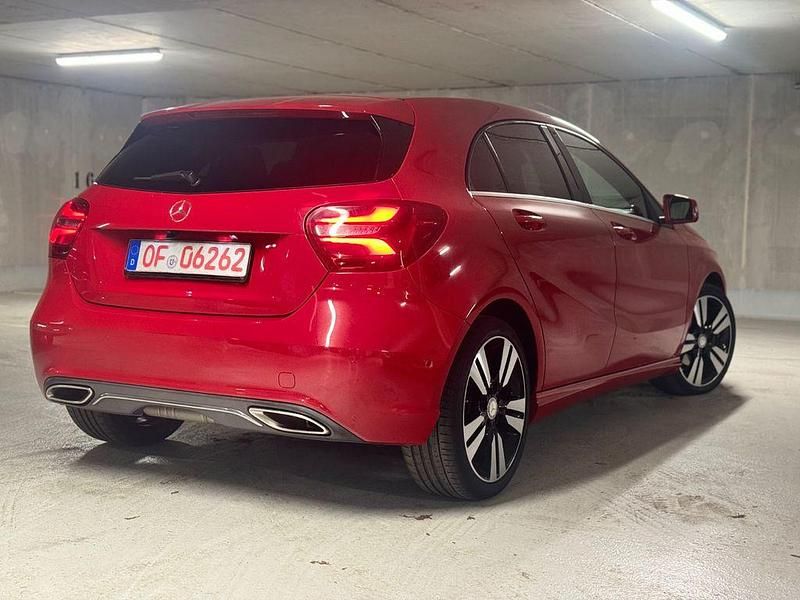 Gebraucht Mercedes A180 122 PS (89 kW) 2016 Rot Limousine