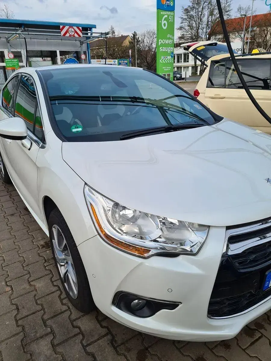Gebraucht Citroën DS4 Chic 131 PS (96 kW) 2015 Weiß Kleinwagen