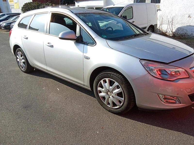 Gebraucht Opel Astra 110 PS (80 kW) 2012 Grau Kombi