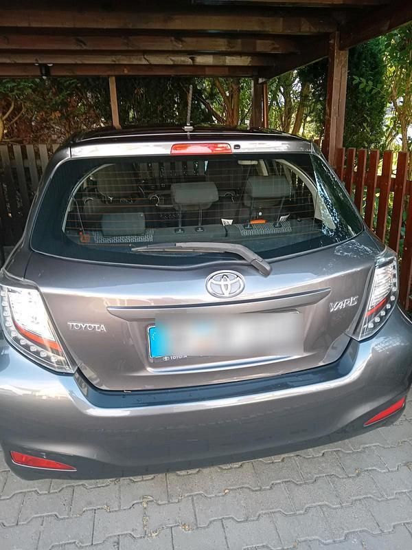 Grau Gebraucht 2014 Toyota Yaris Kleinwagen | 5.900 € (Guter Preis) - Bild 1/4