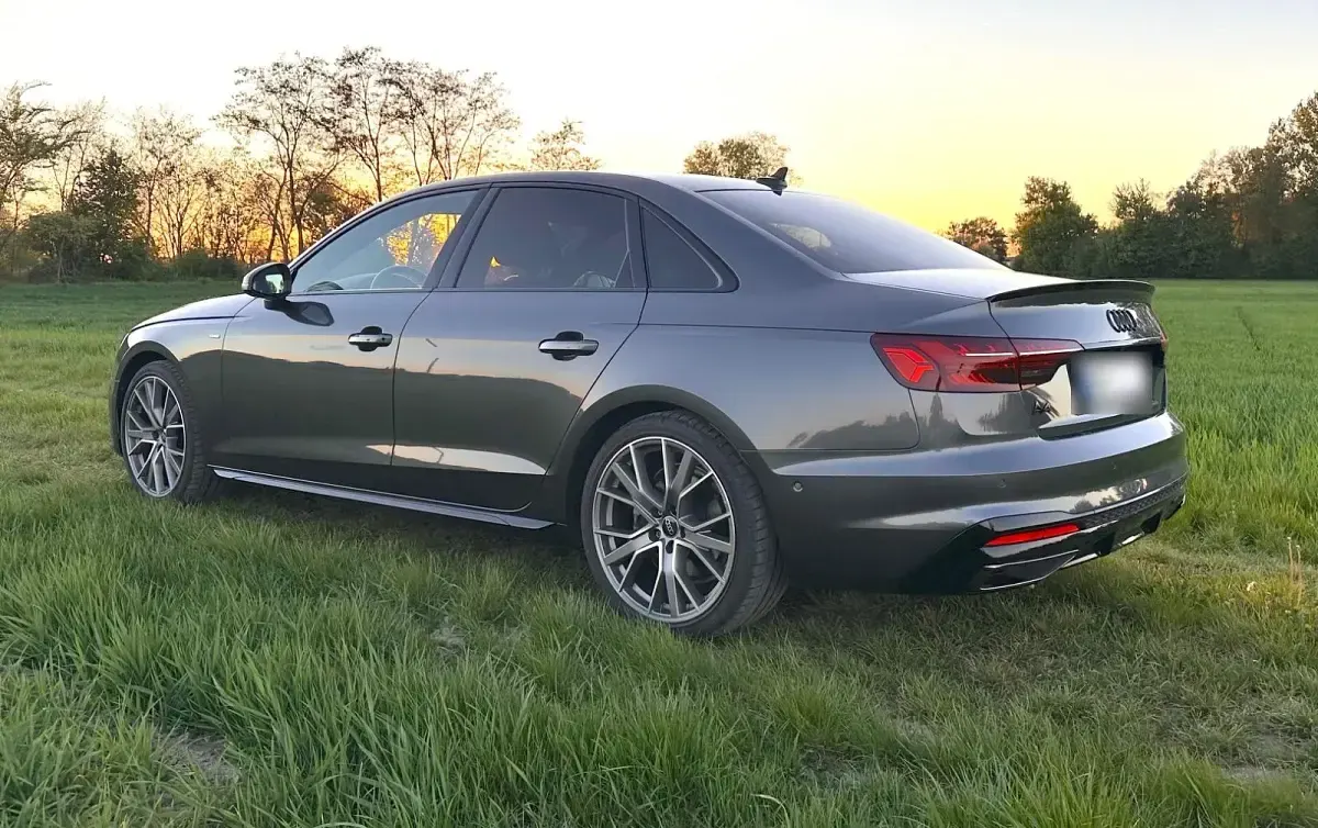 Używany Audi A4 S-Line 150 KM (110 kW) 2024 Szary Sedan/Limuzyna