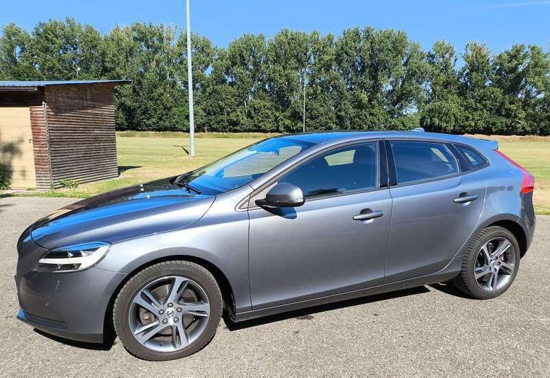 Grau Gebraucht 2016 Volvo V40 Momentum Kombi | 9.900 € (Guter Preis) - Bild 1/4
