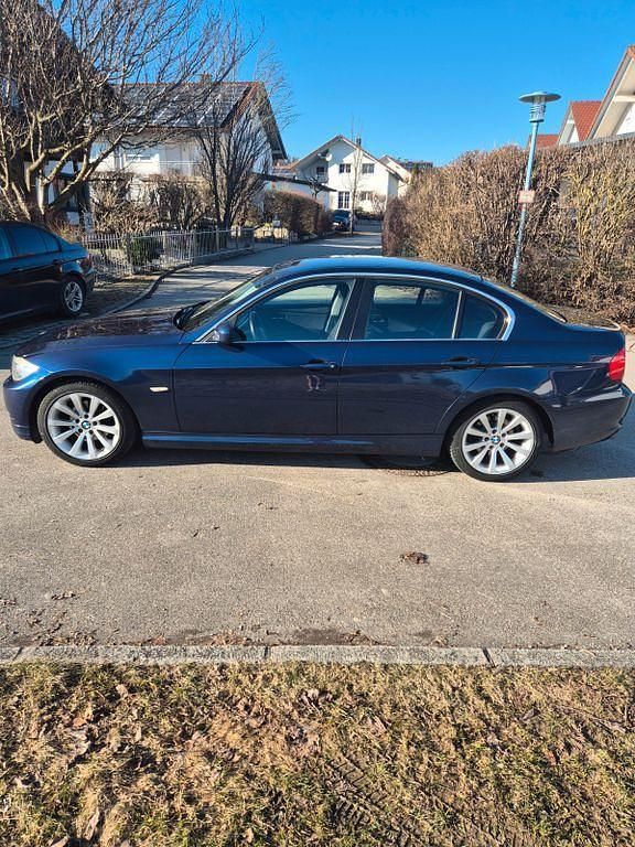 Gebraucht BMW 320 170 PS (125 kW) 2011 Blau Limousine