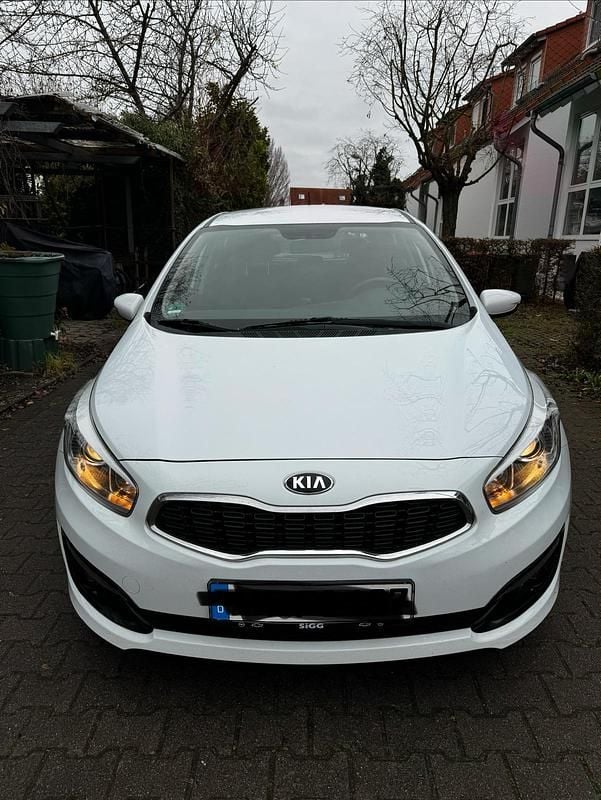 Weiß Gebraucht 2017 Kia Ceed Edition 7 Kleinwagen | 7.500 € (Guter Preis) - Bild 1/4