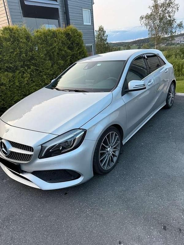 Silber Gebraucht 2017 Mercedes A180 Style Limousine | 17.700 € (Fairer Preis) - Bild 1/4