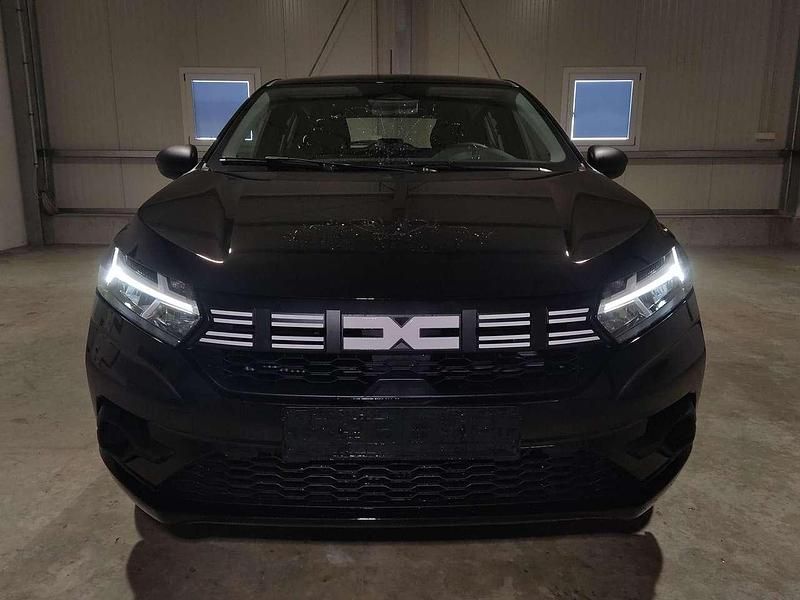 Neu Dacia Sandero Essentiel 91 PS (66 kW) 2025 Nacreschwarz metallic Limousine