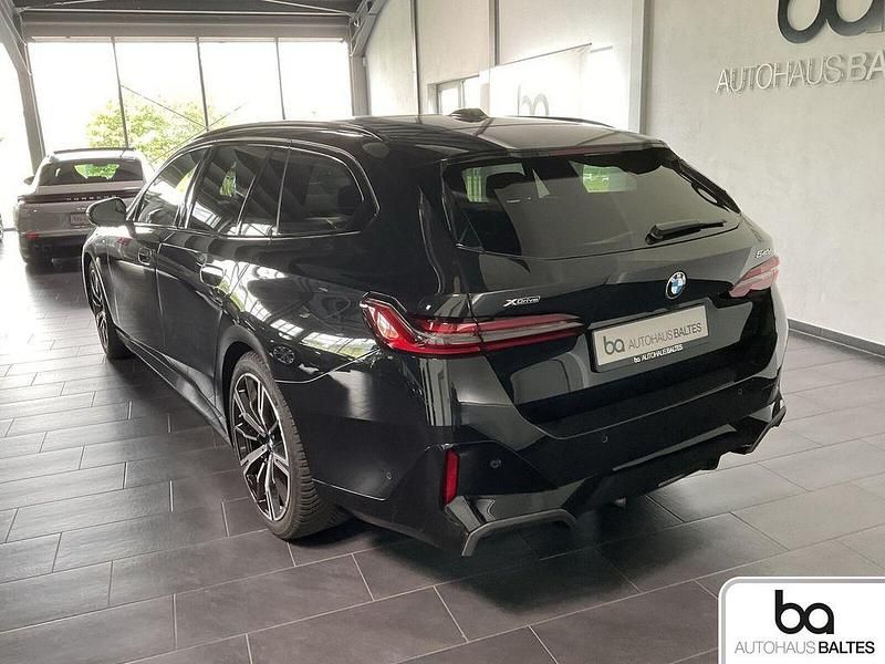 Gebraucht BMW 540 M Sport 303 PS (222 kW) 2025 Saphirschwarz met. Kombi
