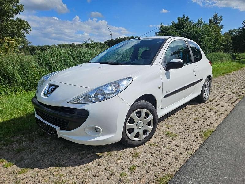 Weiß Gebraucht 2011 Peugeot 206+ Urban Move Kleinwagen | 2.590 € (Fairer Preis) - Bild 1/4