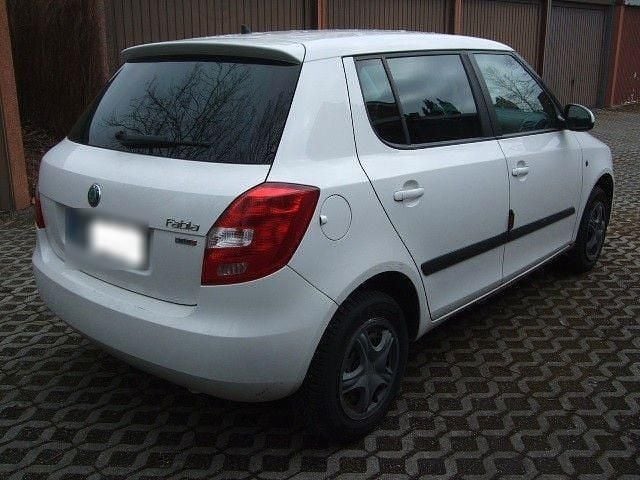 Gebraucht Skoda Fabia 69 PS (50 kW) 2012 Weiß Limousine