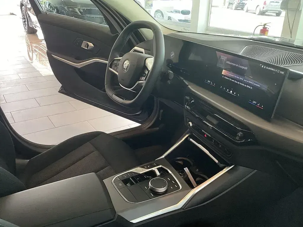 Gebraucht BMW 318 Comfort Edition 156 PS (114 kW) 2025 Bmw individual tansanitblau Limousine