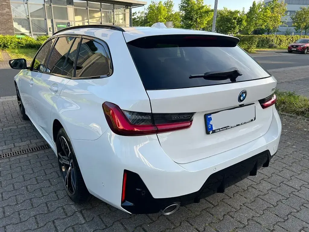 Gebraucht BMW 330e M Sport 292 PS (214 kW) 2025 Weiß Kombi