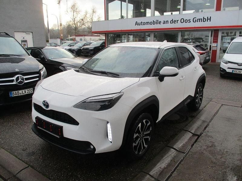 Weiß Gebraucht 2022 Toyota Yaris Cross Team SUV | 25.490 € (Etwas zu teuer) - Bild 1/4