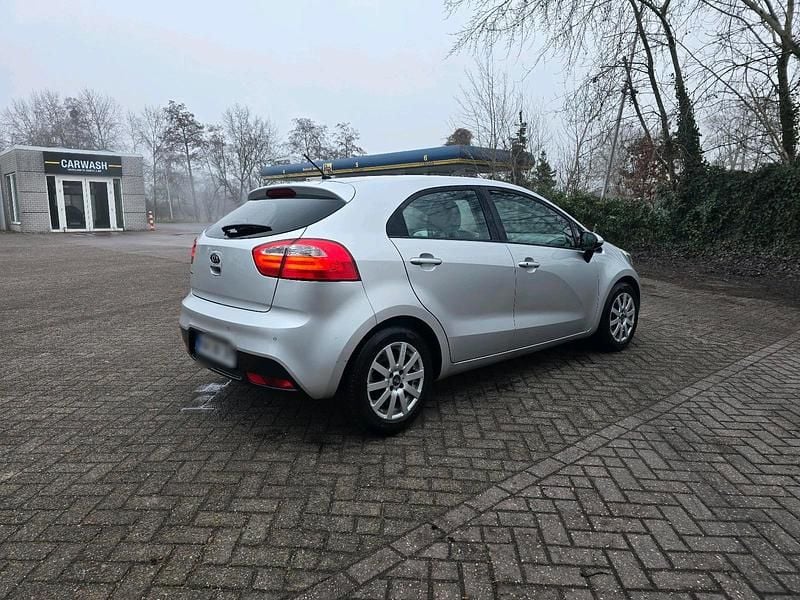 Gebraucht Kia Rio 90 PS (66 kW) 2011 Silber Kleinwagen