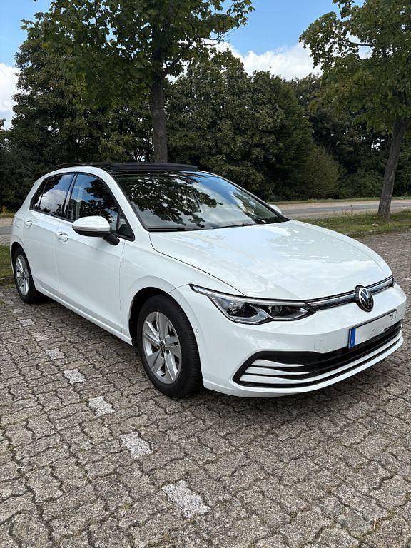 Weiß Gebraucht 2020 VW Golf VII Life Limousine | 21.800 € (Etwas zu teuer) - Bild 1/4