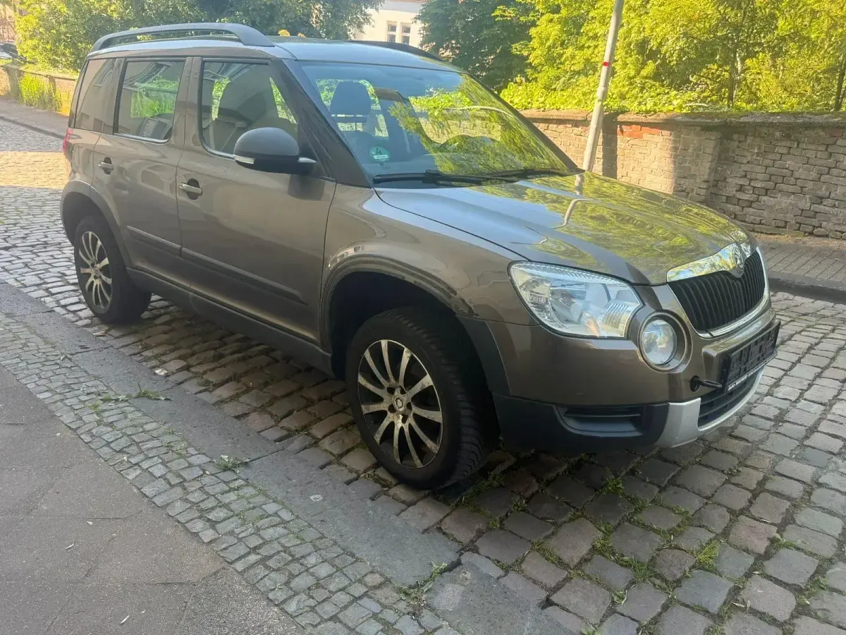 Gebraucht Skoda Yeti 105 PS (77 kW) 2012 Grau SUV