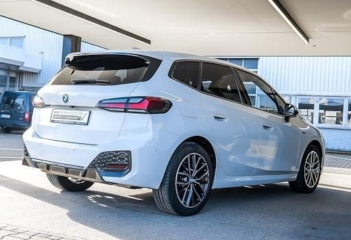 Gebraucht BMW 225 Active Tourer Luxury Line 245 PS (180 kW) 2022 Weiß Van / Kleinbus