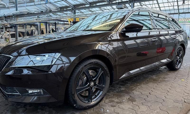 Gebraucht Skoda Superb LAURIN & KLEMENT 280 PS (205 kW) 2016 Braun Kombi