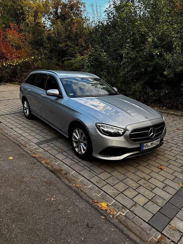 Silber Gebraucht 2021 Mercedes E220 Kombi | 25.900 € (Superpreis) - Bild 1/4