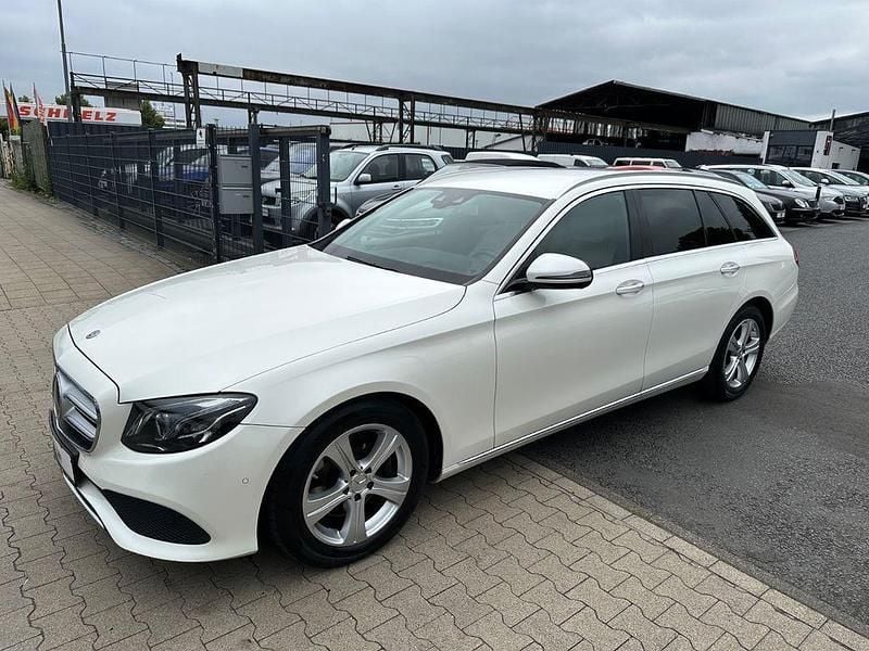 Weiß Gebraucht 2017 Mercedes E220 Limousine | 19.999 € (Guter Preis) - Bild 1/4