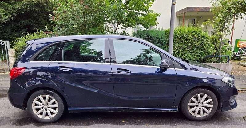 Blau Gebraucht 2016 Mercedes B180 Van / Kleinbus | 7.800 € (Fairer Preis) - Bild 1/4