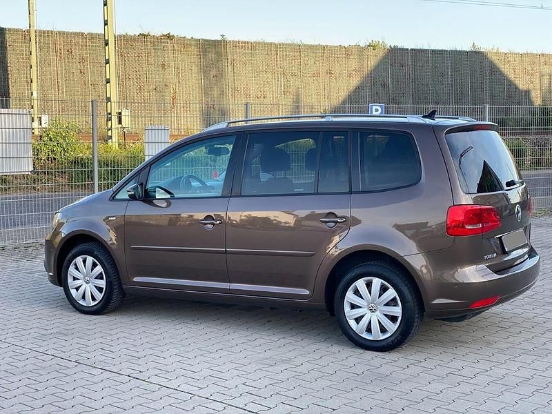 Braun Gebraucht 2013 VW Touran Life Van / Kleinbus | 6.900 € (Fairer Preis) - Bild 1/4