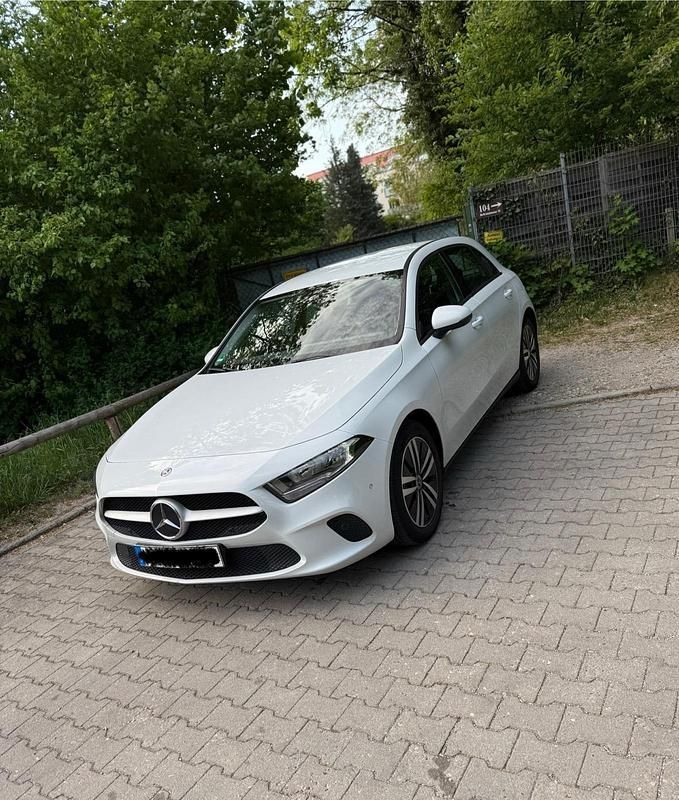 Weiß Gebraucht 2020 Mercedes A180 Kleinwagen | 19.999 € (Fairer Preis) - Bild 1/4