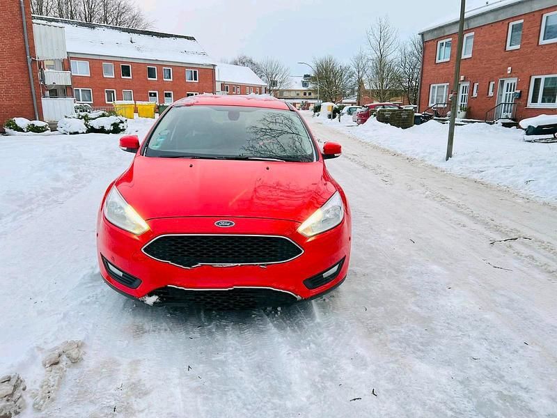 Rot Gebraucht 2015 Ford Focus Kleinwagen | 8.000 € (Fairer Preis) - Bild 1/4