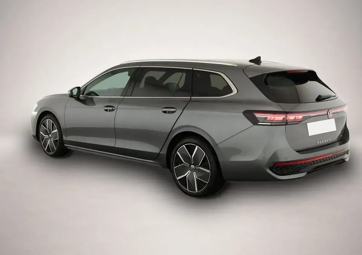 Gebraucht VW Passat R-line 193 PS (141 kW) 2026 Grau Kombi