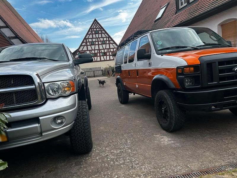 Gebraucht Ford V8 270 PS (198 kW) 2010 Weiß Van / Kleinbus