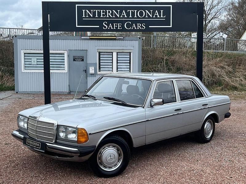 Gebraucht Mercedes 240 72 PS (52 kW) 1982 Silber Limousine