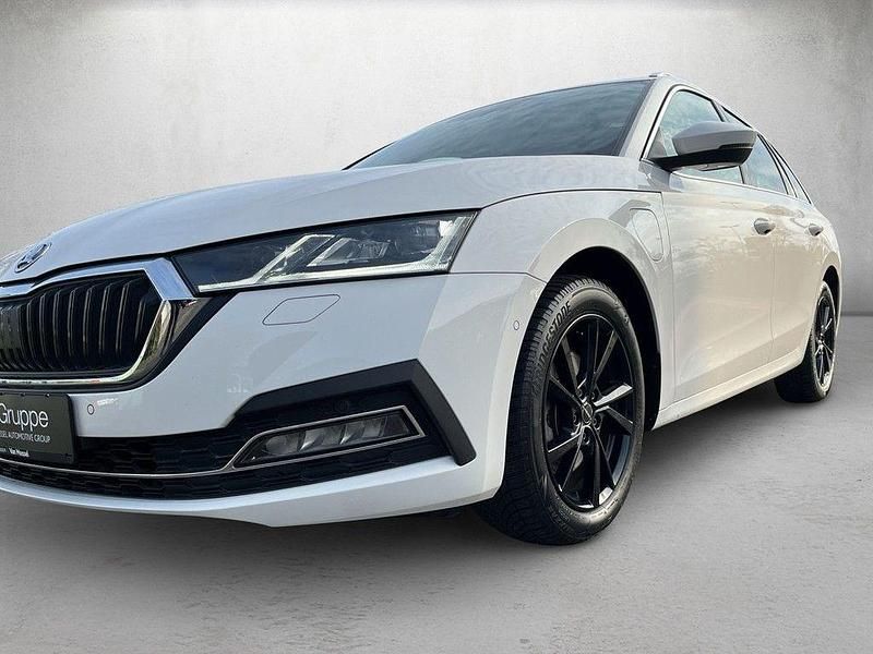 Gebraucht Skoda Octavia First Edition 204 PS (150 kW) 2021 Weiß Kombi