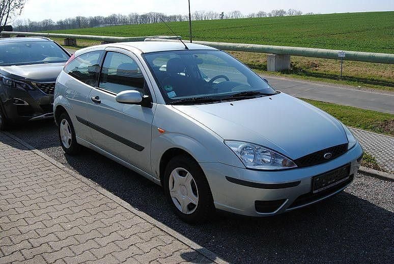 Gebraucht Ford Focus Trend 101 PS (74 kW) 2002 Silber Limousine
