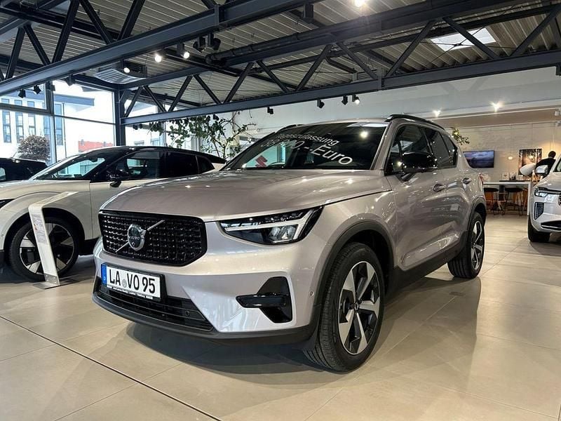 Neu Volvo XC40 Plus 163 PS (119 kW) 2025 Silber SUV