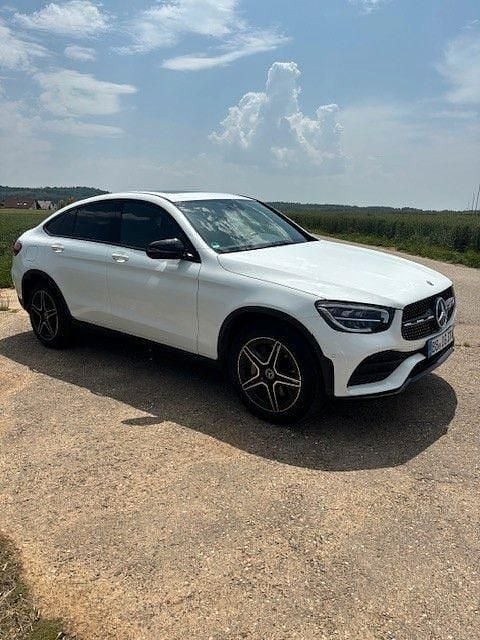 Weiß Gebraucht 2019 Mercedes GLC300 AMG line Coupé | 41.900 € (Guter Preis) - Bild 1/4