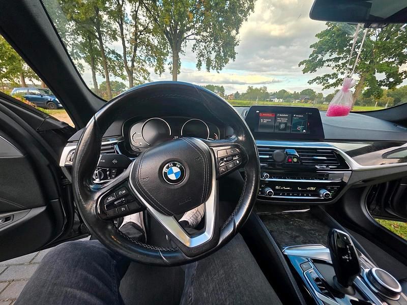 Grau Gebraucht 2020 BMW 520 Luxury Line Kombi | 18.500 € (Superpreis) - Bild 1/4