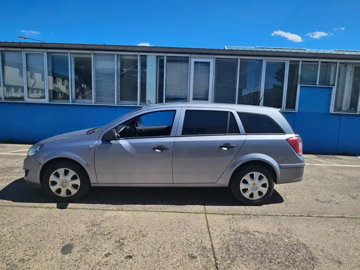 Gebraucht Opel Astra 110 PS (80 kW) 2010 Blau Kombi