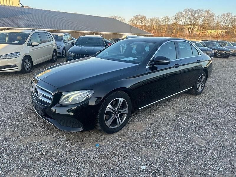 Schwarz Gebraucht 2018 Mercedes E200 Avantgarde Limousine | 10.999 € (Guter Preis) - Bild 1/4