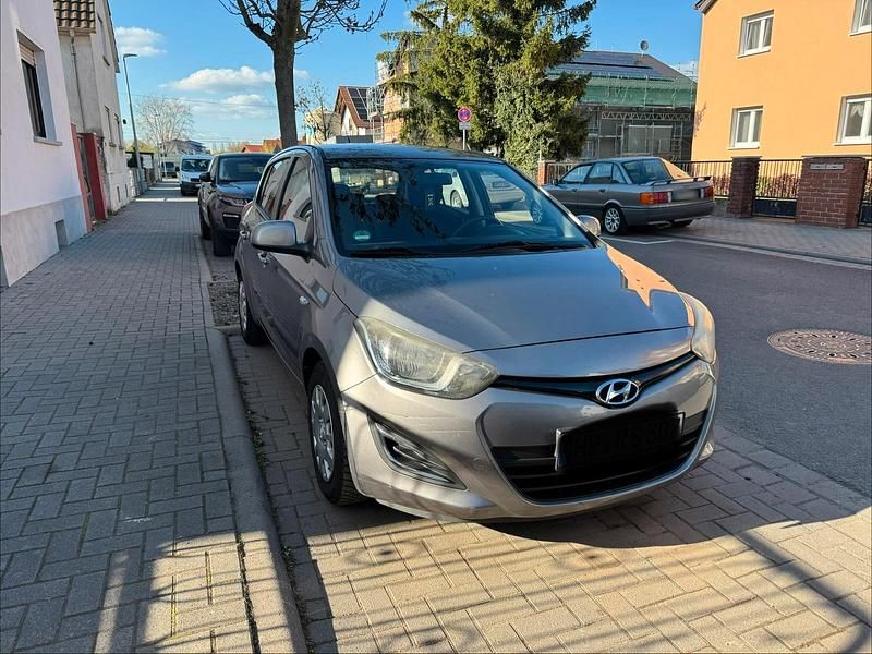 Gebraucht Hyundai i20 86 PS (63 kW) 2013 Grau Kleinwagen