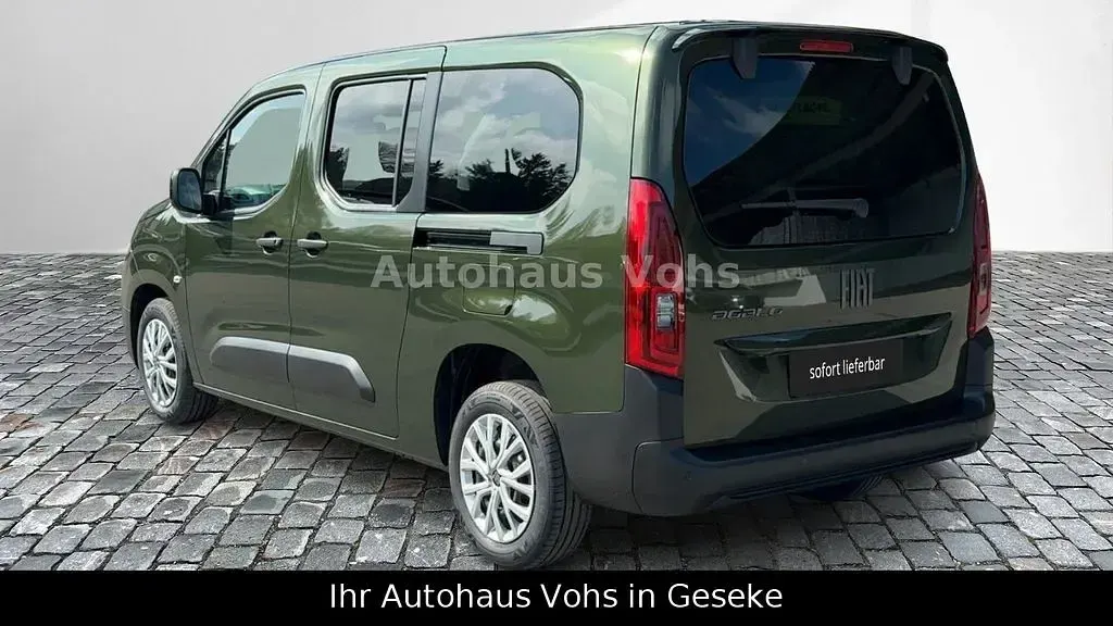 Neu Fiat Doblò 131 PS (96 kW) 2026 Grün Van / Kleinbus