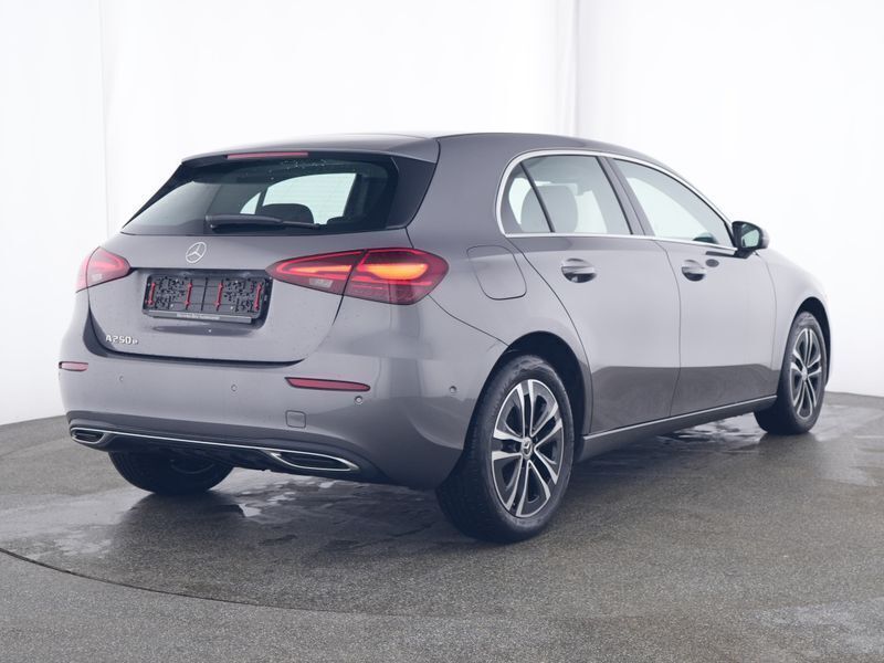 Gebraucht Mercedes A250 Progressive 163 PS (119 kW) 2024 Grau metalliclack mountaingrau Limousine