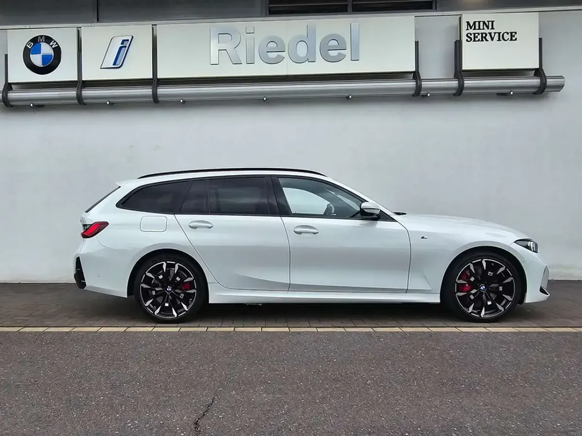 Gebraucht BMW 330e M Sport 292 PS (214 kW) 2025 Alpinweiss Kombi