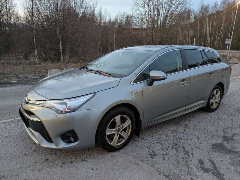Grau Gebraucht 2016 Toyota Avensis Multidrive S Kombi | 12.790 € (Fairer Preis) - Bild 1/4