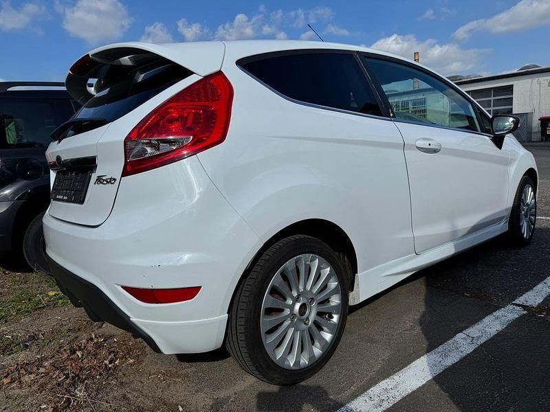 Second-hand Ford Fiesta Titanium 97 CP (71 kW) 2010 Alb Coupe