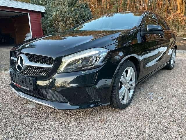 Kosmosschwarz metalliclack Gebraucht 2017 Mercedes A180 Kleinwagen | 15.350 € (Guter Preis) - Bild 1/4