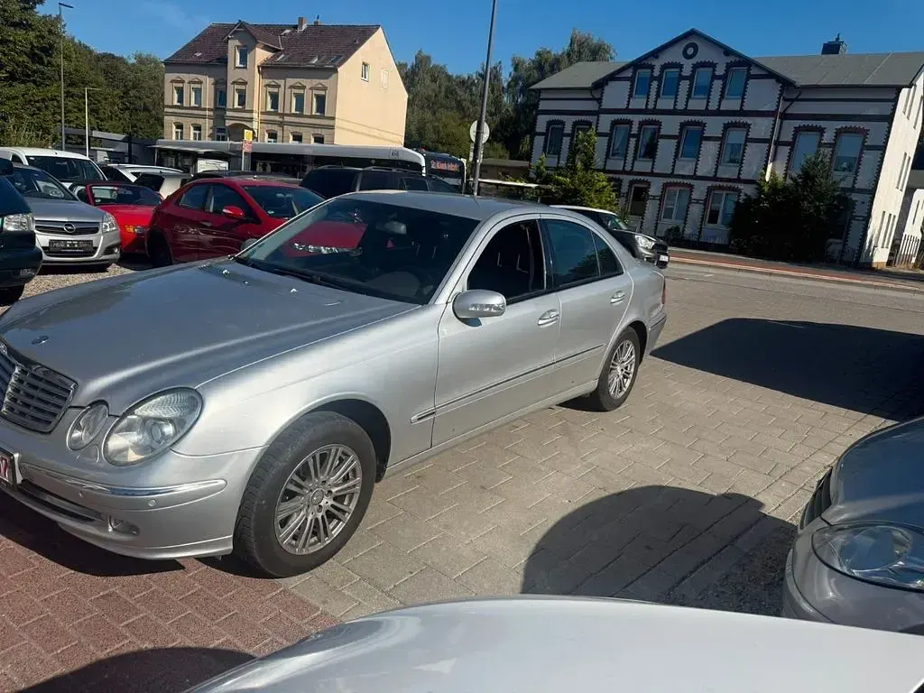 Gebraucht Mercedes E220 150 PS (110 kW) 2003 Silber Limousine