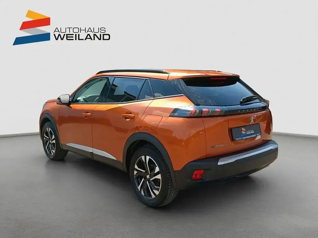 Gebraucht Peugeot e-2008 Allure 100 kW (136 PS) 2022 Lackierung orange fusion/typ aussenverkleidung metalliclackierung SUV
