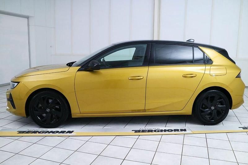 Gebraucht Opel Astra 150 PS (110 kW) 2023 Kult gelb met. (metallic) Limousine