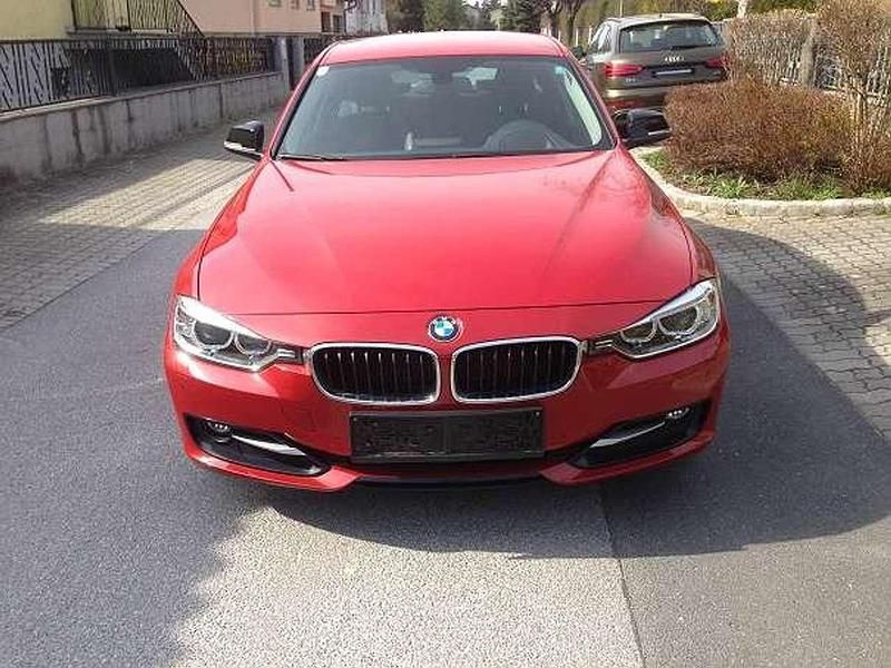 Rot Gebraucht 2012 BMW 320 Luxury Line Limousine | 8.900 € (Guter Preis) - Bild 1/4