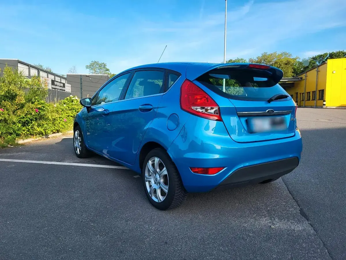 Gebraucht Ford Fiesta Titanium 95 PS (69 kW) 2011 Blau Kleinwagen